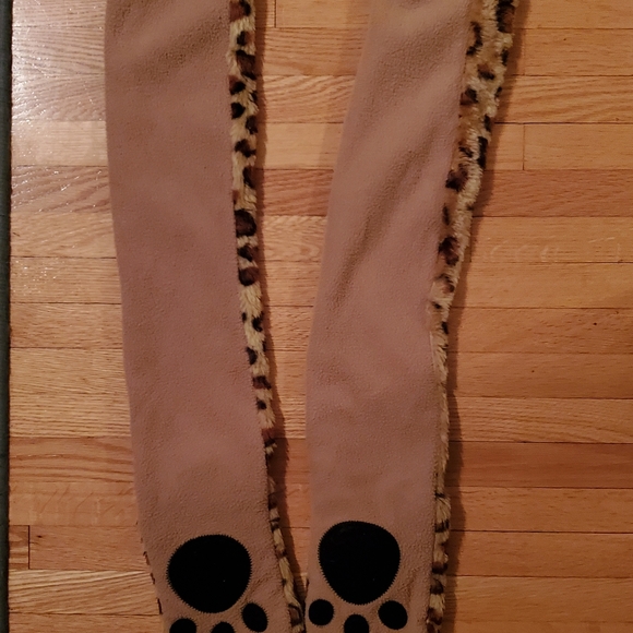 Leopard hat with built in scarf and mittens - Picture 4 of 6